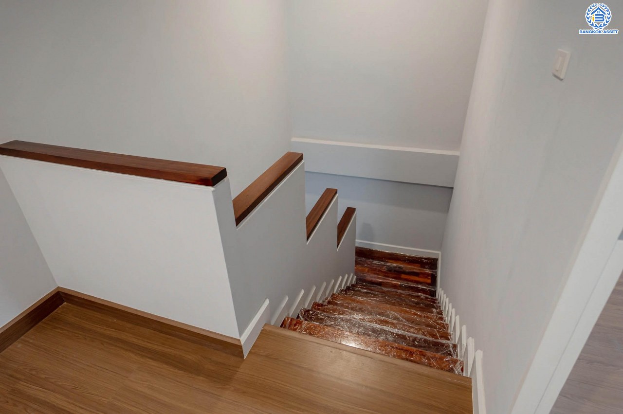 บ้านมือสองตกแต่งใหม่ โครงการ เดอะเวอรีเดียนโฮม กาญจนาภิเษก เนื้อที่กว้าง 75 ตร.ว. ฟังก์ชัน 3 ห้องนอน 4 ห้องน้ำ 1 ห้องอเนกประสงค์ 1 ห้องแม่บ้าน จอดรถได้ 2 จอด บนทำเลดี ติดถนนกาญจนาภิเษก เชื่อมต่อถนนรัตนาธิเบศร์ ถนนนครอินทร์ ถนนกาญจนาภิเษก ใกล้รถไฟฟ้าสายสีม่วง "สถานีตลาดบางใหญ่" และจุดขึ้นทางด่วน "ศรีรัช"...